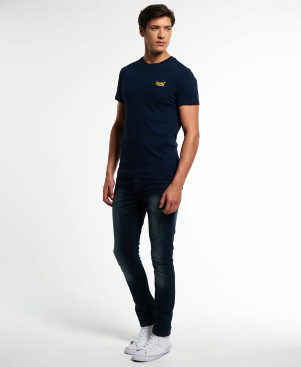 a ribbed crew neck collar and short-sleeved design. Finished with an embroidered Superdry logo on the chest and a Superdry logo tab on one sleeve.