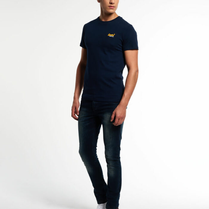 a ribbed crew neck collar and short-sleeved design. Finished with an embroidered Superdry logo on the chest and a Superdry logo tab on one sleeve.