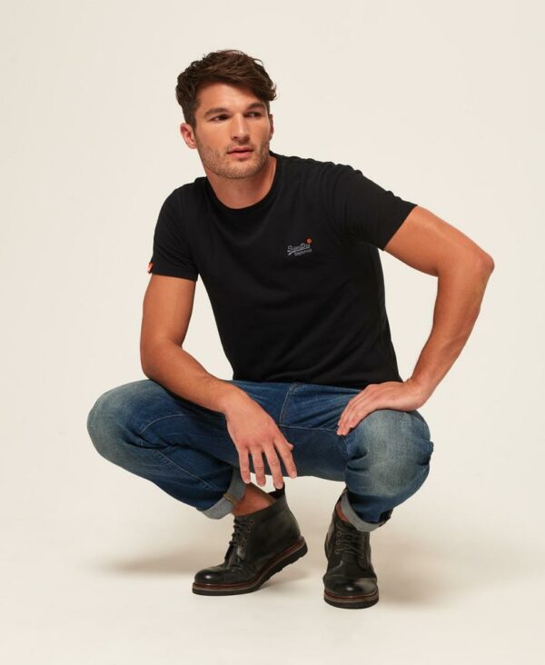 a ribbed crew neck collar and short-sleeved design. Finished with an embroidered Superdry logo on the chest and a Superdry logo tab on one sleeve.