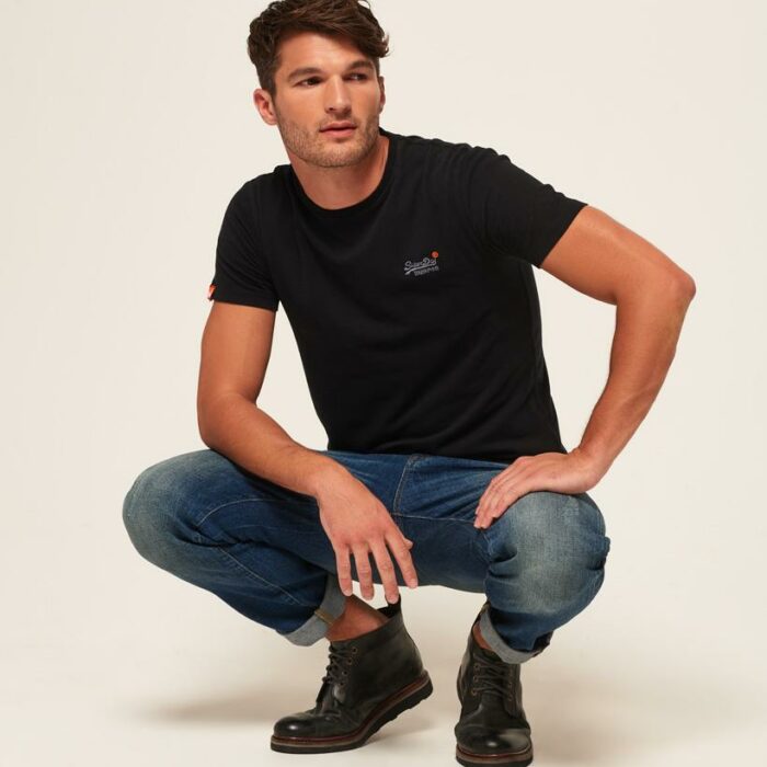 a ribbed crew neck collar and short-sleeved design. Finished with an embroidered Superdry logo on the chest and a Superdry logo tab on one sleeve.