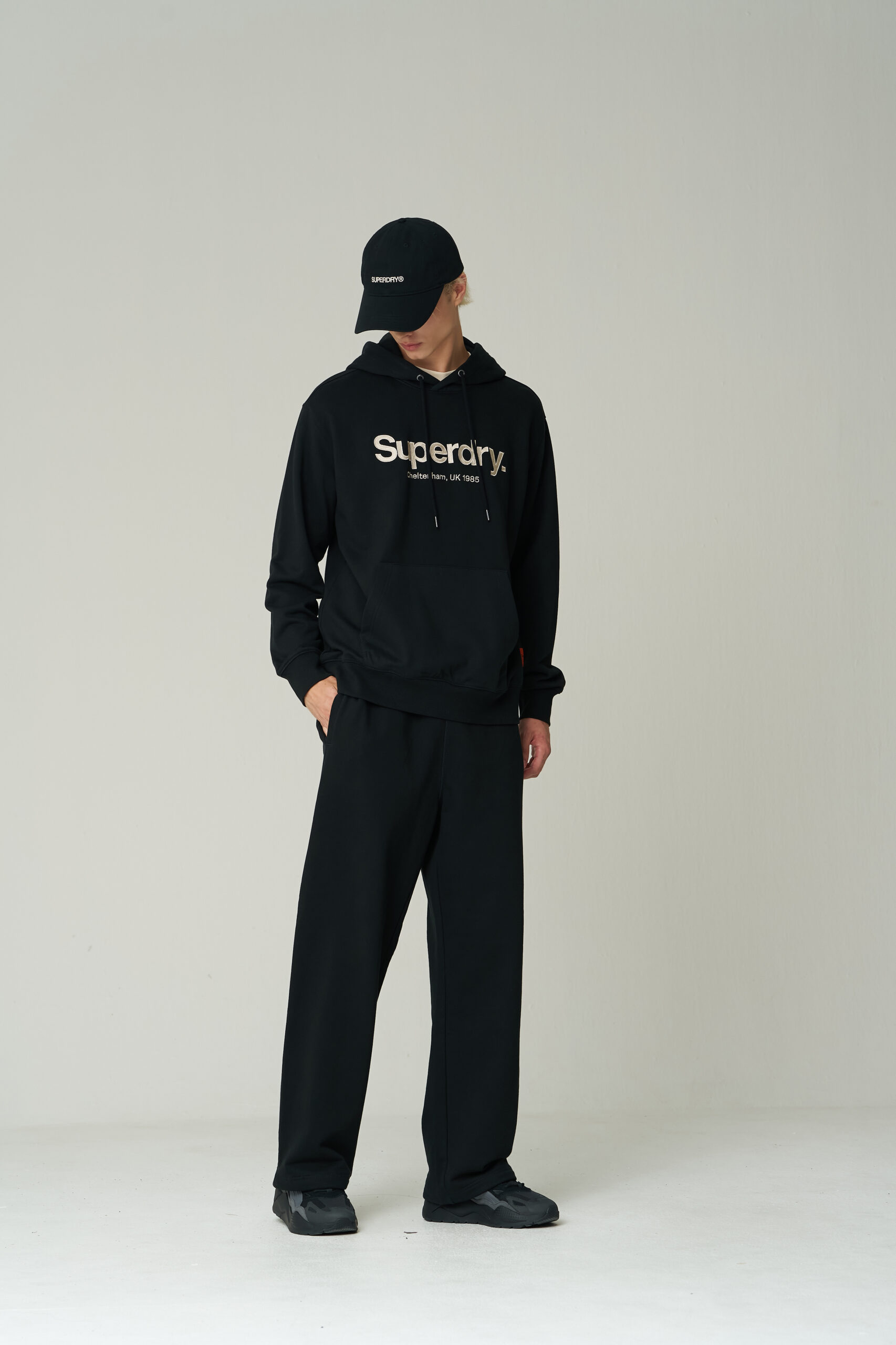 STRAIGHT FIT CORE BIG LOGO SWEATPANTS BLACK SDUPWYO03 KBLK 1 scaled